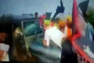 लखीमपुर बवाल: किसानों को रौंदते हुए ऐसे निकल गई गाड़ी, देखे ट्विटर पर शेयर हुआ दर्दनाक वीडियो