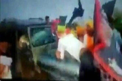 लखीमपुर बवाल: किसानों को रौंदते हुए ऐसे निकल गई गाड़ी, देखे ट्विटर पर शेयर हुआ दर्दनाक वीडियो