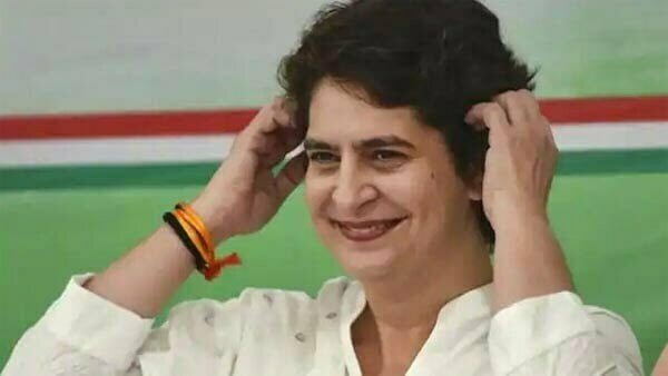 यूपी में कांग्रेस का एक और महिला कार्ड, प्रियंका का सरकार बनने पर स्कूटी और स्मार्टफोन देने का ऐलान