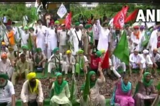 किसानों के रेल रोको आंदोलन से 130 जगहों पर असर, 50 ट्रेनों की आवाजाही रुकी