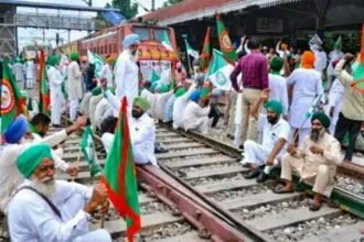 रेल रोको अभियान: किसानों का पटरियों पर जमावड़ा, जहां-तहां हुईं खड़ी, हजारों यात्री परेशान