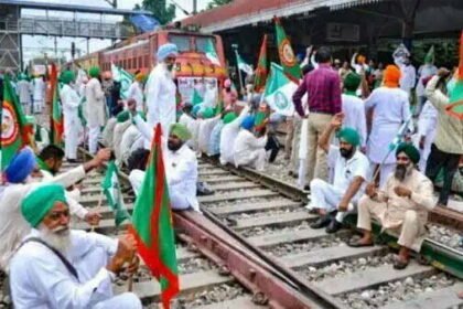 रेल रोको अभियान: किसानों का पटरियों पर जमावड़ा, जहां-तहां हुईं खड़ी, हजारों यात्री परेशान