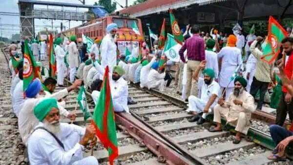 रेल रोको अभियान: किसानों का पटरियों पर जमावड़ा, जहां-तहां हुईं खड़ी, हजारों यात्री परेशान