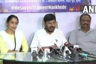 आरोपों से घिरे तो आठवले की चौखट पर पहुंची वानखेड़े फैमिली, मलिक से बोले मंत्री- साजिश करना बंद कीजिए