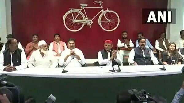 बसपा को बड़ा झटका, 6 विधायक सपा में शामिल, एक भाजपाई भी साइकिल पर सवार