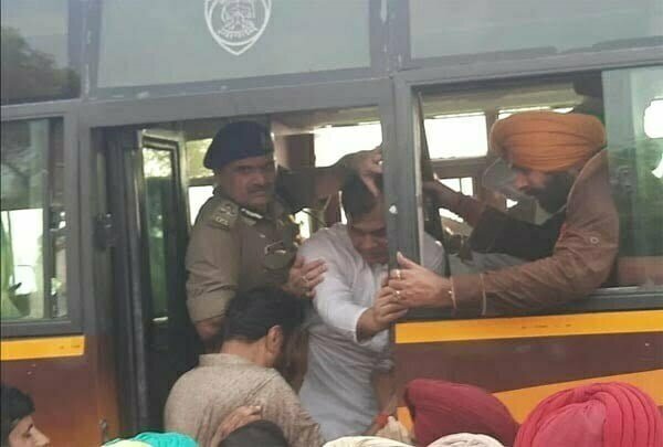 काफिले के साथ सहारनपुर बॉर्डर पहुंचे सिद्धू, पुलिस ने हिरासत में लिया