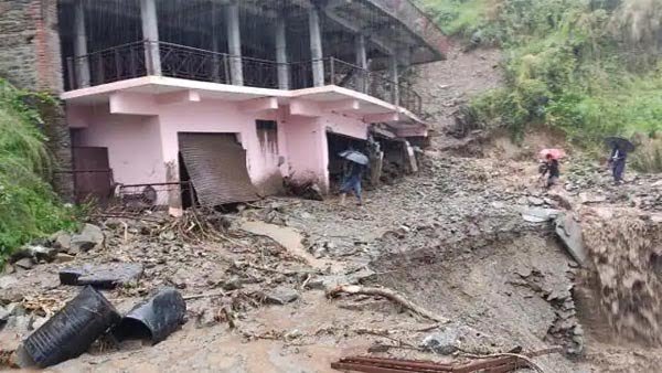 काल बनी बारिश: नौ मजदूर घर में जिंदा दफन, अब तक 16 की मौत, बढ़ सकता है मौतों का आंकड़ा