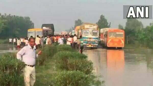 उत्तराखंड में सैलाब का यूपी तक कहर, पानी भरने से दिल्ली-लखनऊ हाईवे बंद