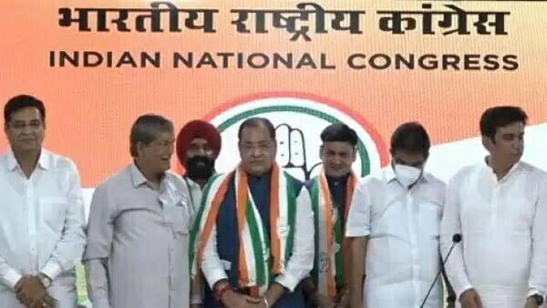 उत्तराखंड में भाजपा को झटका: मंत्री ने विधायक बेटे संग थामा कांग्रेस का हाथ