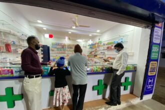 धन्वंतरी मेडिकल स्टोर में प्रतिदिन की बिक्री में हुआ इजाफा… निगमायुक्त ने रात्रि में मेडिकल स्टोर पहुंचकर ग्राहकों से की चर्चा… हर्बल प्रोडक्ट भी खरीदें