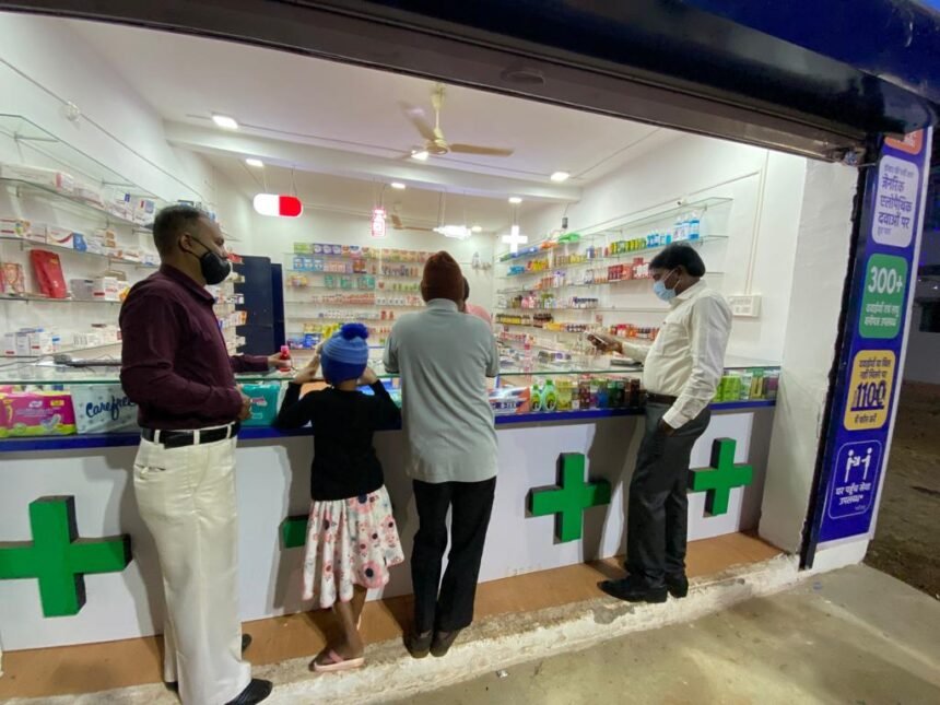 धन्वंतरी मेडिकल स्टोर में प्रतिदिन की बिक्री में हुआ इजाफा… निगमायुक्त ने रात्रि में मेडिकल स्टोर पहुंचकर ग्राहकों से की चर्चा… हर्बल प्रोडक्ट भी खरीदें