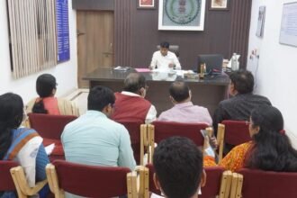 आयुक्त प्रकाश सर्वे ने विभागीय कार्यों की ली समीक्षा बैठक…. मिशन मोड पर करें काम…. प्रगति नहीं दिखी तो होगी कार्रवाई