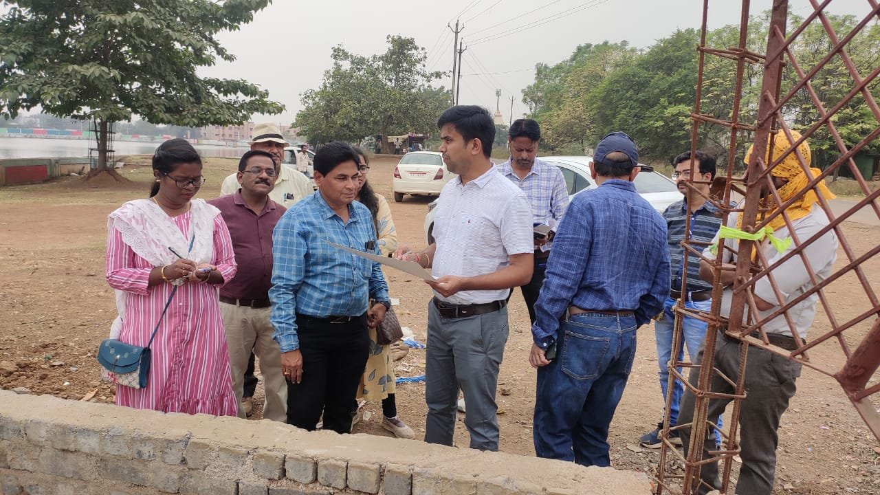 गृहमंत्री की कल्पना को साकार करने जुटे अधिकारी…. रिसाली तालाब के निकट बनेगा चैपाटी व ऑक्सी जोन… आयुक्त पहुंचे मौके पर