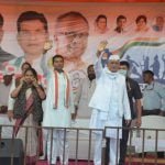 राष्ट्रीय तंबाकू नियंत्रण कार्यक्रम मुख्य चिकित्सा एवं स्वास्थ्य अधिकारी डॉ.जी.एस.ठाकुर एवं नोडल अधिकारी डॉ.आर.के.खंडेलवाल के मार्गदर्शन में जिले के शिक्षण संस्थान को राज्य से प्राप्त निर्देशानुसार तंबाकू मुक्त शिक्षण संस्थान किए जाने हेतु कार्यक्रम का आयोजन किया गया. यह कार्यक्रम शिक्षण संस्थान जो तंबाकू मुक्त शिक्षण संस्थान है उन्हें प्रमाण पत्र प्रदान करने हेतु कार्यक्रम का आयोजन किया गया इस कार्यक्रम में मुख्य अतिथि दुर्ग शहर के महापौर माननीय धीरज बाकलीवाल के रूप में उपस्थित थे. कार्यक्रम के प्रारंभ में राष्ट्रीय तंबाकू नियंत्रण कार्यक्रम के नोडल अधिकारी डॉक्टर आर.के.खंडेलवाल के द्वारा उपस्थित शिक्षकों का स्वागत करते हुए और महापौर जी के द्वारा दीप प्रज्वलन कर कार्यक्रम का शुभारंभ किया गया. कार्यक्रम में सर्वप्रथम राष्ट्रीय तंबाकू नियंत्रण कार्यक्रम के नोडल अधिकारी के द्वारा तंबाकू सेवन से होने वाले नुकसान के बारे में जानकारी दिया गया एवं शिक्षण संस्थान के आसपास 100 गज की दूरी पर किसी प्रकार की तंबाकू उत्पाद की बिक्री नहीं होने चाहिए स्कूलों में लगाए जाने वाले साइनेज बोर्ड के बारे में जानकारी दी गई कार्यक्रम में मुख्य चिकित्सा एवं स्वास्थ्य अधिकारी डॉक्टर जी.एस.ठाकुर के द्वारा तंबाकू जो कि हमारे स्वास्थ्य के लिए हानिकारक है कम उम्र में ही उसके दुष्प्रभाव के बारे में जानकारी देना बहुत ही जरूरी है कार्यक्रम के मुख्य अतिथि महापौर धीरज बाकलीवाल के द्वारा भी तंबाकू सेवन से होने वाले नुकसान और तंबाकू का बच्चों के स्वास्थ्य के ऊपर दुष्प्रभाव के बारे में जानकारी दिया गया के उपरांत जिन जिन शिक्षकों के प्रयास से शिक्षण संस्थान को तंबाकू मुक्त किया गया है उन्हें प्रमाण पत्र प्रदान किया गया कार्यक्रम के अंत में उपस्थित शिक्षकों के द्वारा शिक्षण संस्थान को तंबाकू मुक्त किए जाने हेतु आने में होने वाली कठिनाइयां और अपना साझा अनुभव प्रस्तुत किया गया. राष्ट्रीय तंबाकू नियंत्रण के अंतर्गत शिक्षण संस्थान को तंबाकू मुक्त शिक्षण संस्थान किए जाने हेतु कार्यक्रम के जिला सलाहकार डॉ.सोनल सिंह के साथ काउंसलर ललित साहू, सोशल वर्कर कविता ताम्रकार के सहयोग कार्यक्रम का सफल आयोजन किया गया.