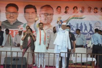 राष्ट्रीय तंबाकू नियंत्रण कार्यक्रम मुख्य चिकित्सा एवं स्वास्थ्य अधिकारी डॉ.जी.एस.ठाकुर एवं नोडल अधिकारी डॉ.आर.के.खंडेलवाल के मार्गदर्शन में जिले के शिक्षण संस्थान को राज्य से प्राप्त निर्देशानुसार तंबाकू मुक्त शिक्षण संस्थान किए जाने हेतु कार्यक्रम का आयोजन किया गया. यह कार्यक्रम शिक्षण संस्थान जो तंबाकू मुक्त शिक्षण संस्थान है उन्हें प्रमाण पत्र प्रदान करने हेतु कार्यक्रम का आयोजन किया गया इस कार्यक्रम में मुख्य अतिथि दुर्ग शहर के महापौर माननीय धीरज बाकलीवाल के रूप में उपस्थित थे. कार्यक्रम के प्रारंभ में राष्ट्रीय तंबाकू नियंत्रण कार्यक्रम के नोडल अधिकारी डॉक्टर आर.के.खंडेलवाल के द्वारा उपस्थित शिक्षकों का स्वागत करते हुए और महापौर जी के द्वारा दीप प्रज्वलन कर कार्यक्रम का शुभारंभ किया गया. कार्यक्रम में सर्वप्रथम राष्ट्रीय तंबाकू नियंत्रण कार्यक्रम के नोडल अधिकारी के द्वारा तंबाकू सेवन से होने वाले नुकसान के बारे में जानकारी दिया गया एवं शिक्षण संस्थान के आसपास 100 गज की दूरी पर किसी प्रकार की तंबाकू उत्पाद की बिक्री नहीं होने चाहिए स्कूलों में लगाए जाने वाले साइनेज बोर्ड के बारे में जानकारी दी गई कार्यक्रम में मुख्य चिकित्सा एवं स्वास्थ्य अधिकारी डॉक्टर जी.एस.ठाकुर के द्वारा तंबाकू जो कि हमारे स्वास्थ्य के लिए हानिकारक है कम उम्र में ही उसके दुष्प्रभाव के बारे में जानकारी देना बहुत ही जरूरी है कार्यक्रम के मुख्य अतिथि महापौर धीरज बाकलीवाल के द्वारा भी तंबाकू सेवन से होने वाले नुकसान और तंबाकू का बच्चों के स्वास्थ्य के ऊपर दुष्प्रभाव के बारे में जानकारी दिया गया के उपरांत जिन जिन शिक्षकों के प्रयास से शिक्षण संस्थान को तंबाकू मुक्त किया गया है उन्हें प्रमाण पत्र प्रदान किया गया कार्यक्रम के अंत में उपस्थित शिक्षकों के द्वारा शिक्षण संस्थान को तंबाकू मुक्त किए जाने हेतु आने में होने वाली कठिनाइयां और अपना साझा अनुभव प्रस्तुत किया गया. राष्ट्रीय तंबाकू नियंत्रण के अंतर्गत शिक्षण संस्थान को तंबाकू मुक्त शिक्षण संस्थान किए जाने हेतु कार्यक्रम के जिला सलाहकार डॉ.सोनल सिंह के साथ काउंसलर ललित साहू, सोशल वर्कर कविता ताम्रकार के सहयोग कार्यक्रम का सफल आयोजन किया गया.