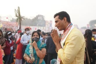 36 घंटे व्रत रख कर उगते सूरज को अर्ध देने वाली माताओं से मिले विधायक देवेंद्र ने चरण स्पर्श कर लिया आशीर्वाद… सूर्योदय से पहले पहुंचे छठ तालाब