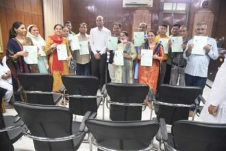 बरसों से लंबित नागरिकता के 14 मामले केवल तीन माह में निपटे… कलेक्टर को अधिकार मिलने से काम में आई तेजी… कलेक्टर ने सभी को सौंपे नागरिकता पत्र