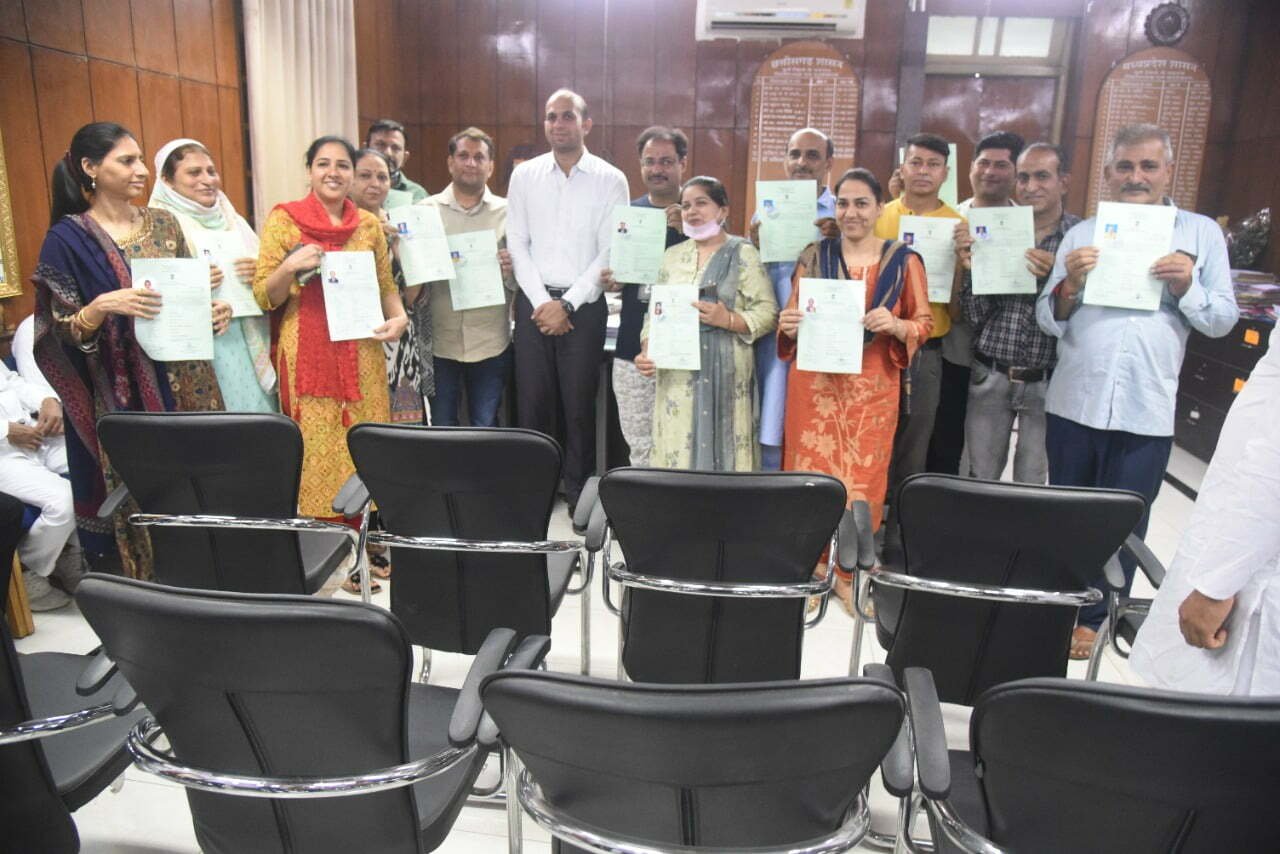 बरसों से लंबित नागरिकता के 14 मामले केवल तीन माह में निपटे… कलेक्टर को अधिकार मिलने से काम में आई तेजी… कलेक्टर ने सभी को सौंपे नागरिकता पत्र