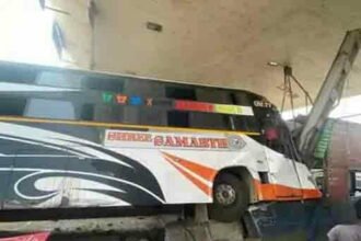 बड़ा हादसा: बारातियों से भरी बस अनियंत्रित होकर टोल प्लाजा में जा घुसी