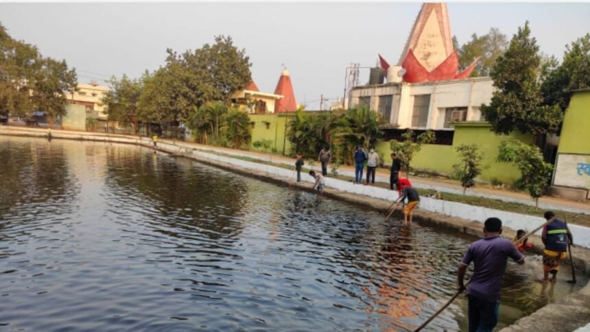 छठ पर्व के लिये तालाबों की सफाई के लिए निगम प्रशासन ने झोंकी ताकत… आयुक्त प्रकाश सर्वे ने लिया जायजा