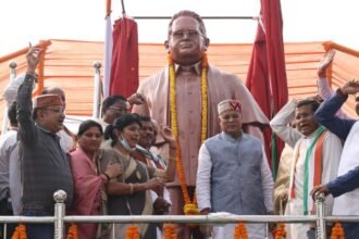 मुख्यमंत्री भूपेश बघेल ने शहीद नंदकुमार पटेल की प्रतिमा का किया अनावरण