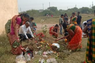पूजे गए नाग देवता: संतान की सुख समृद्धि के लिए दूध व फल का भोग लगाकर आंध्रवासियों ने की नागदेवता की पूजा