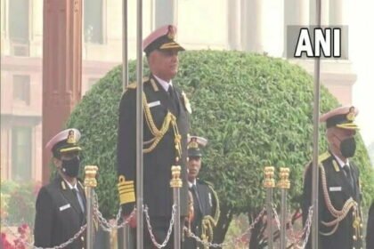 अहम नियुक्ति: एडमिरल हरि कुमार ने संभाला नौसेना प्रमुख का पदभार, मां के पैर छूकर लिया आशीर्वाद