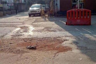 दुर्ग जिला मुख्यालय की सड़कें खस्ताहाल, अफसरों को सड़कों की मरम्मत कराने या दोबारा डामरीकरण करने में दिलचस्पी नहीं-अरूण वोरा