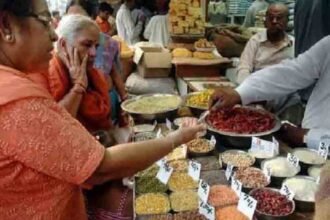 बढ़ती महंगाई में आम आदमी को एक और झटका: अक्टूबर में बढ़ गई थोक महंगाई… यहां पढ़े कहां पहुंचा आंकड़ा