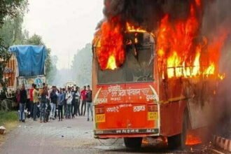बड़ा हादसा: रोडवेज बस में लगी भीषण आग, 12 से ज्यादा झुलसे