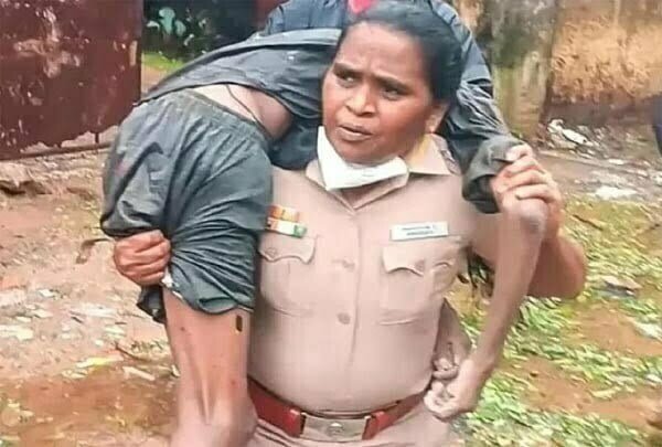 महिला अफसर ने बेहोश युवक को कंधे पर ऑटो तक पहुंचाया.. समय पर इलाज मिला, तो बच गई जान