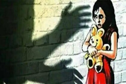 अध्यापक ने नाबालिग छात्रा से की अश्लील हरकत, संबंध बनाने को दिया पैसे का लालच, आरोपी फरार