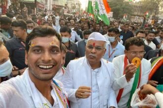 पदायात्रा के दौरान विधायक देवेंद्र यादव के साथ सीएम ने लिया जलेबी चौक की जलेबी का स्वाद