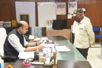 कलेक्टर जनदर्शन में बुजुर्ग ने की शिकायत…. कहा मुझे मकान से बेदखल करने बनाया जा रहा दबाव… कलेक्टर ने कार्रवाई के दिए निर्देश