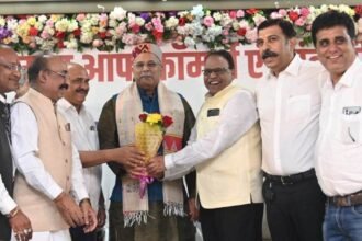 सर्वश्रेष्ठ मुख्यमंत्री चुने जाने पर छत्तीसगढ़ चेम्बर ऑफ कॉमर्स ने किया सीएम बघेल को सम्मानित… बोले सीएम- व्यापार को बढ़ावा देने गांव-गांव में बनाए जा रहे उत्पादक केन्द