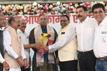 सर्वश्रेष्ठ मुख्यमंत्री चुने जाने पर छत्तीसगढ़ चेम्बर ऑफ कॉमर्स ने किया सीएम बघेल को सम्मानित… बोले सीएम- व्यापार को बढ़ावा देने गांव-गांव में बनाए जा रहे उत्पादक केन्द