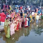 36 घंटे व्रत रख कर उगते सूरज को अर्ध देने वाली माताओं से मिले विधायक देवेंद्र ने चरण स्पर्श कर लिया आशीर्वाद छठी मइया को प्रणाम कर विधायक देवेंद्र ने की सब के सुख शांति की प्रार्थना सूर्योदय से पहले पहुंचे छठ तालाब,व्रत रखने वाली माताओं से भी लिए आशीर्वाद भिलाई। छठ महापर्व के पावन अवसर पर आज सुबह शहर के विभिन्न तालाबों में माताओं ने उगते हुए सूर्य को अर्ध देकर पूजा अर्चना की। इस पावन अवसर पर भिलाई नगर विधायक श्री देवेंद्र यादव भी छठ महापर्व में शामिल हुए। सेक्टर 2 तालाब में छठ पर्व पर 36 घण्टे का निर्जला उपवास रखने वाली माताओं ने विधि विधान से सूर्य को अर्ध दिया और पूजा पाठ की। छठी मइया की पूजा में विधायक श्री यादव भी शामिल हुए और हाथ जोड़ कर सभी नागरिकों के सुख शांति समृद्धि की प्रार्थना की। विधायक श्री यादव ने कहा कि छठी मइया सभी के कष्टों को दूर करे औऱ सभी की मनोकामना पूर्ण करे। विधायक श्री यादव सबसे पहले खुर्सीपार सूर्य कुंड तालाब पहुंचे। जहां छठ पूजा में शामिल हुए। छठ पर्व का आयोजन करने वाले समिति के सदस्यों से भी मिले। इसके साथ ही विधायक श्री यादव बापूनगर, बालकनाथ मंदिर, वार्ड 38 आदि तालाब जहां छठ पूजा का आयोजन किया गया वहाँ पहुंचे। इसके बाद सेक्टर 2, सेक्टर 7 और हुडको आदि तालाब पहुंचे। । इस अवसर पर विधायक श्री यादव ने सभी समिति के सदस्यों और आम जनों से मिले। 36 घंटे उपवास रख कर छठी मईया की आराधना करने वाली माताओं से मिले और चरण स्पर्श कर सब को प्रणाम किया और सब से आशीर्वाद लिए। बॉक्स पूर्व केबिनेट मंत्री से भी लिया आशीर्वाद सेक्टर 2 तालाब में पूर्व केबिनेट मंत्री प्रेम प्रकाश पांडे का पूरा परिवार छठ की पूजा करने आए थे। जब विधायक श्री यादव उन्हें देखे तो वे उनके पास गए और प्रेम प्रकाश पांडे को प्रणाम कर उनका आशीर्वाद लिया और उनके परिवार को छठ पर्व की बधाई एवं शुभकामनाएं दी। बॉक्स हुडको तालाब की बदलेगी तसवीर छठ पर्व पर आज सुबह जब विधायक श्री यादव हुडको तालाब पहुंचे। जहां वे वृतियों से आशीर्वाद लिए और पूजा में शामिल हुए। इस दौरान उन्होंने सभी हुडको वासियों को छठ महापर्व की बधाई एवं शुभकामनाएं दी और कहा कि तालाब पर पचरी बनाने की घोषणा की ।।