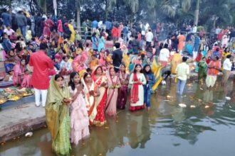 36 घंटे व्रत रख कर उगते सूरज को अर्ध देने वाली माताओं से मिले विधायक देवेंद्र ने चरण स्पर्श कर लिया आशीर्वाद छठी मइया को प्रणाम कर विधायक देवेंद्र ने की सब के सुख शांति की प्रार्थना सूर्योदय से पहले पहुंचे छठ तालाब,व्रत रखने वाली माताओं से भी लिए आशीर्वाद भिलाई। छठ महापर्व के पावन अवसर पर आज सुबह शहर के विभिन्न तालाबों में माताओं ने उगते हुए सूर्य को अर्ध देकर पूजा अर्चना की। इस पावन अवसर पर भिलाई नगर विधायक श्री देवेंद्र यादव भी छठ महापर्व में शामिल हुए। सेक्टर 2 तालाब में छठ पर्व पर 36 घण्टे का निर्जला उपवास रखने वाली माताओं ने विधि विधान से सूर्य को अर्ध दिया और पूजा पाठ की। छठी मइया की पूजा में विधायक श्री यादव भी शामिल हुए और हाथ जोड़ कर सभी नागरिकों के सुख शांति समृद्धि की प्रार्थना की। विधायक श्री यादव ने कहा कि छठी मइया सभी के कष्टों को दूर करे औऱ सभी की मनोकामना पूर्ण करे। विधायक श्री यादव सबसे पहले खुर्सीपार सूर्य कुंड तालाब पहुंचे। जहां छठ पूजा में शामिल हुए। छठ पर्व का आयोजन करने वाले समिति के सदस्यों से भी मिले। इसके साथ ही विधायक श्री यादव बापूनगर, बालकनाथ मंदिर, वार्ड 38 आदि तालाब जहां छठ पूजा का आयोजन किया गया वहाँ पहुंचे। इसके बाद सेक्टर 2, सेक्टर 7 और हुडको आदि तालाब पहुंचे। । इस अवसर पर विधायक श्री यादव ने सभी समिति के सदस्यों और आम जनों से मिले। 36 घंटे उपवास रख कर छठी मईया की आराधना करने वाली माताओं से मिले और चरण स्पर्श कर सब को प्रणाम किया और सब से आशीर्वाद लिए। बॉक्स पूर्व केबिनेट मंत्री से भी लिया आशीर्वाद सेक्टर 2 तालाब में पूर्व केबिनेट मंत्री प्रेम प्रकाश पांडे का पूरा परिवार छठ की पूजा करने आए थे। जब विधायक श्री यादव उन्हें देखे तो वे उनके पास गए और प्रेम प्रकाश पांडे को प्रणाम कर उनका आशीर्वाद लिया और उनके परिवार को छठ पर्व की बधाई एवं शुभकामनाएं दी। बॉक्स हुडको तालाब की बदलेगी तसवीर छठ पर्व पर आज सुबह जब विधायक श्री यादव हुडको तालाब पहुंचे। जहां वे वृतियों से आशीर्वाद लिए और पूजा में शामिल हुए। इस दौरान उन्होंने सभी हुडको वासियों को छठ महापर्व की बधाई एवं शुभकामनाएं दी और कहा कि तालाब पर पचरी बनाने की घोषणा की ।।