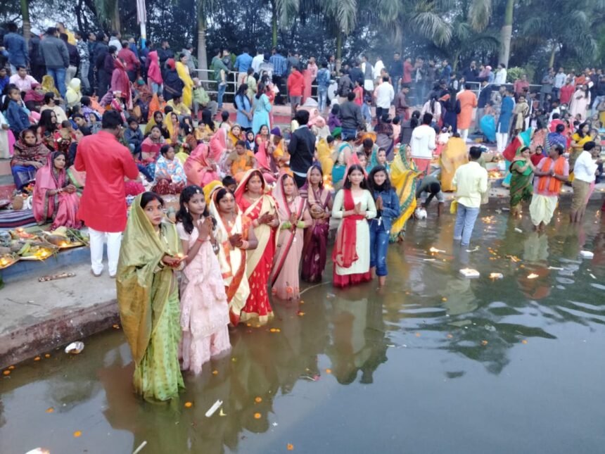 36 घंटे व्रत रख कर उगते सूरज को अर्ध देने वाली माताओं से मिले विधायक देवेंद्र ने चरण स्पर्श कर लिया आशीर्वाद छठी मइया को प्रणाम कर विधायक देवेंद्र ने की सब के सुख शांति की प्रार्थना सूर्योदय से पहले पहुंचे छठ तालाब,व्रत रखने वाली माताओं से भी लिए आशीर्वाद भिलाई। छठ महापर्व के पावन अवसर पर आज सुबह शहर के विभिन्न तालाबों में माताओं ने उगते हुए सूर्य को अर्ध देकर पूजा अर्चना की। इस पावन अवसर पर भिलाई नगर विधायक श्री देवेंद्र यादव भी छठ महापर्व में शामिल हुए। सेक्टर 2 तालाब में छठ पर्व पर 36 घण्टे का निर्जला उपवास रखने वाली माताओं ने विधि विधान से सूर्य को अर्ध दिया और पूजा पाठ की। छठी मइया की पूजा में विधायक श्री यादव भी शामिल हुए और हाथ जोड़ कर सभी नागरिकों के सुख शांति समृद्धि की प्रार्थना की। विधायक श्री यादव ने कहा कि छठी मइया सभी के कष्टों को दूर करे औऱ सभी की मनोकामना पूर्ण करे। विधायक श्री यादव सबसे पहले खुर्सीपार सूर्य कुंड तालाब पहुंचे। जहां छठ पूजा में शामिल हुए। छठ पर्व का आयोजन करने वाले समिति के सदस्यों से भी मिले। इसके साथ ही विधायक श्री यादव बापूनगर, बालकनाथ मंदिर, वार्ड 38 आदि तालाब जहां छठ पूजा का आयोजन किया गया वहाँ पहुंचे। इसके बाद सेक्टर 2, सेक्टर 7 और हुडको आदि तालाब पहुंचे। । इस अवसर पर विधायक श्री यादव ने सभी समिति के सदस्यों और आम जनों से मिले। 36 घंटे उपवास रख कर छठी मईया की आराधना करने वाली माताओं से मिले और चरण स्पर्श कर सब को प्रणाम किया और सब से आशीर्वाद लिए। बॉक्स पूर्व केबिनेट मंत्री से भी लिया आशीर्वाद सेक्टर 2 तालाब में पूर्व केबिनेट मंत्री प्रेम प्रकाश पांडे का पूरा परिवार छठ की पूजा करने आए थे। जब विधायक श्री यादव उन्हें देखे तो वे उनके पास गए और प्रेम प्रकाश पांडे को प्रणाम कर उनका आशीर्वाद लिया और उनके परिवार को छठ पर्व की बधाई एवं शुभकामनाएं दी। बॉक्स हुडको तालाब की बदलेगी तसवीर छठ पर्व पर आज सुबह जब विधायक श्री यादव हुडको तालाब पहुंचे। जहां वे वृतियों से आशीर्वाद लिए और पूजा में शामिल हुए। इस दौरान उन्होंने सभी हुडको वासियों को छठ महापर्व की बधाई एवं शुभकामनाएं दी और कहा कि तालाब पर पचरी बनाने की घोषणा की ।।