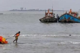 अरब सागर में पाकिस्तान की हिमाकत, मछुआरे की गोली मारकर ली जान, एक घायल