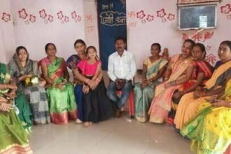 मितानिन दिवस पर मितानिनों को शाल, श्रीफल देकर किया सम्मानित