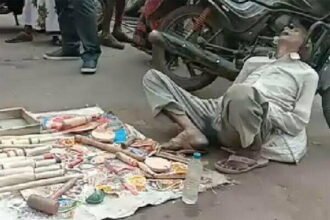 फुटपाथ पर बेलन बेच रहे बुजुर्ग ने दुनिया को कहा अलविदा, सरकार की योजनाओं पर सवाल