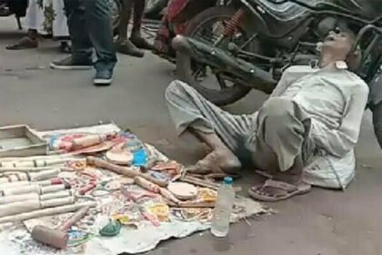 फुटपाथ पर बेलन बेच रहे बुजुर्ग ने दुनिया को कहा अलविदा, सरकार की योजनाओं पर सवाल