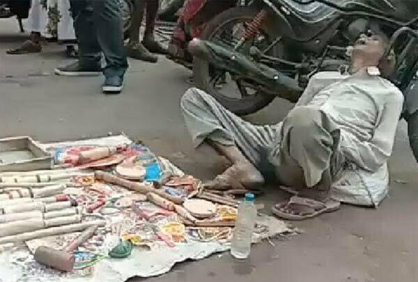 फुटपाथ पर बेलन बेच रहे बुजुर्ग ने दुनिया को कहा अलविदा, सरकार की योजनाओं पर सवाल