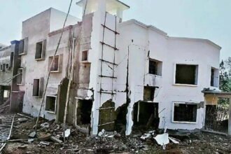 नक्सली तांडव: सो रहे मजदूरों को बनाया बंधक, पुलिस भवन को बम से उड़ाया