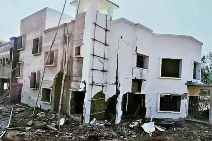 नक्सली तांडव: सो रहे मजदूरों को बनाया बंधक, पुलिस भवन को बम से उड़ाया