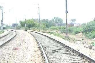 पबजी ने निगली दो और जिंदगी: ट्रेन से कटकर किशोर समेत युवक की मौत, मोबाइल में चलता मिला गेम