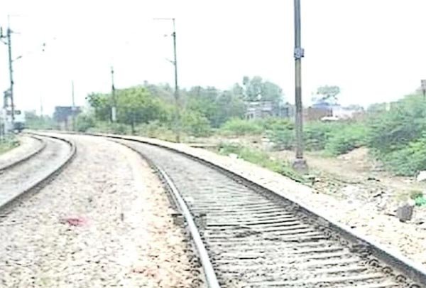 पबजी ने निगली दो और जिंदगी: ट्रेन से कटकर किशोर समेत युवक की मौत, मोबाइल में चलता मिला गेम