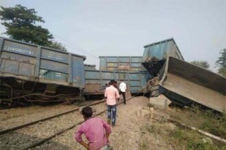 रेल हादसा: मालगाड़ी की 21 बोगी पलटीं, अन्य ट्रेनों का परिचालन ठप्प, अधिकारी मौके पर