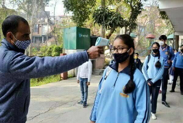स्कूली बच्चों में बढ़ रहा कोरोना का खतरा, परिजनों में असमंजस